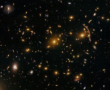 Gravitational lensing in the galaxy cluster Abell 370