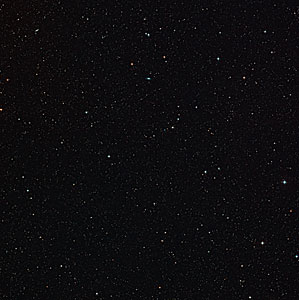 Wide-field view of the sky around the gravitationally lensed galaxy merger H-ATLAS J142935.3-002836