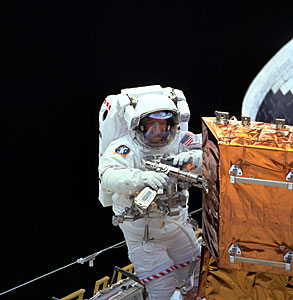 SM3A: Hubble Powertool in use under 2nd EVA