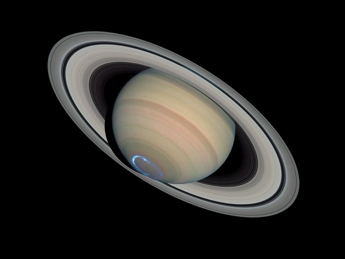 Saturn's dynamic aurorae 1 (Jan 24, 2004)