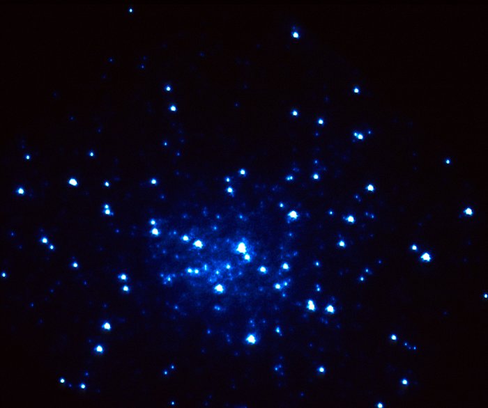 HST image of hot blue stars at the core of M15